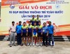 Ông Nguyễn Phú Yên - Phó Giám đốc Sở VHTTDL (thứ 2 từ phải qua) và ông Phan Văn Lam - Giám đốc Trung tâm Huấn luyện và Thi đấu TDTT (thứ nhất bên trái) chụp hình cùng đội xe đạp nam Bình Dương