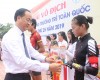 Ông Nguyễn Khoa Hải - Giám đốc Sở VHTTDL tặng cờ lưu niệm cho các đội tham gia