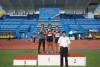 Ông Phan Văn Lam - Giám đốc Trung tâm Huấn luyện và Thi đấu TDTT tỉnh trao huy chương cho các vận động viên đạt thành tích