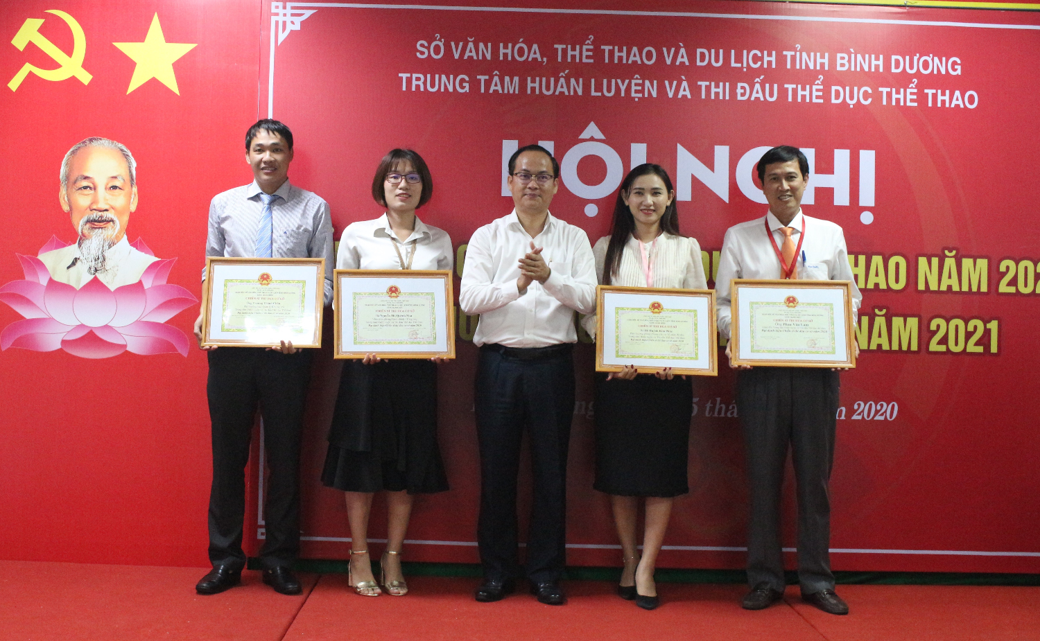 Ông Nguyễn Khoa Hải (Giữa) Giám đốc Sở VHTTDL khen thưởng cho các cá nhân đạt danh hiệu Chiến sĩ thi đua cơ sở