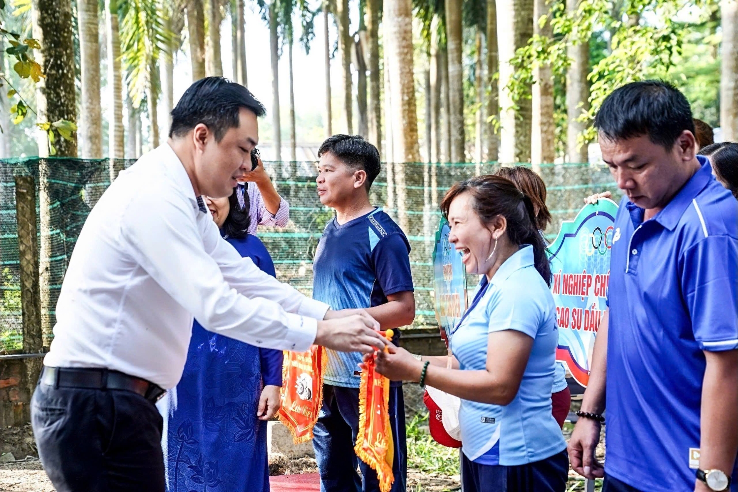 Ông Cao Văn Chóng, Phó Giám đốc Sở Văn hóa, Thể thao và Du lịch bắt tay, tặng cờ lưu niệm cho các đoàn