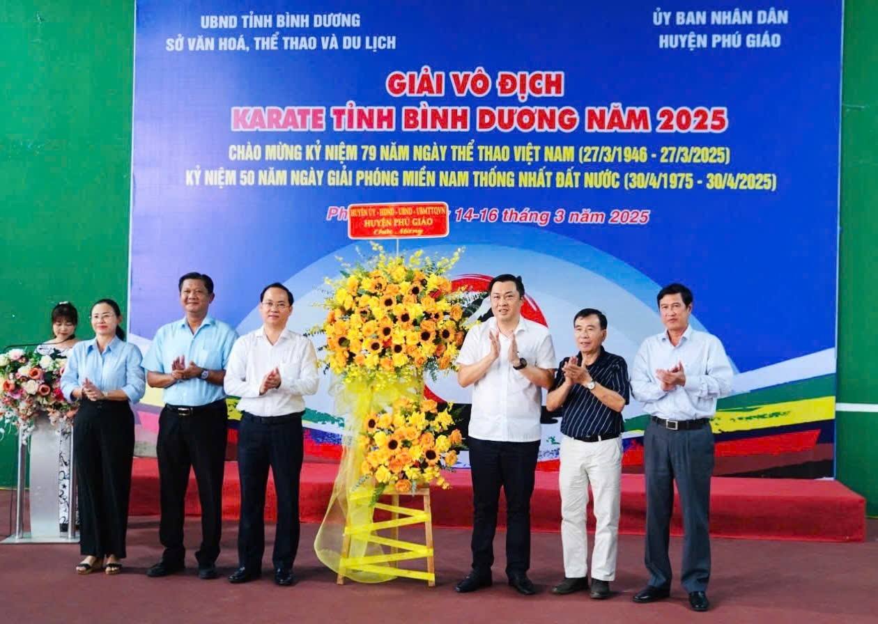 Ông Nguyễn Khoa Hải, Tỉnh ủy viên - Bí thư Huyện ủy Phú Giáo cùng các đồng chí lãnh đạo huyện Phú Giáo thay mặt địa phương đăng cai tặng hoa cảm ơn BTC giải