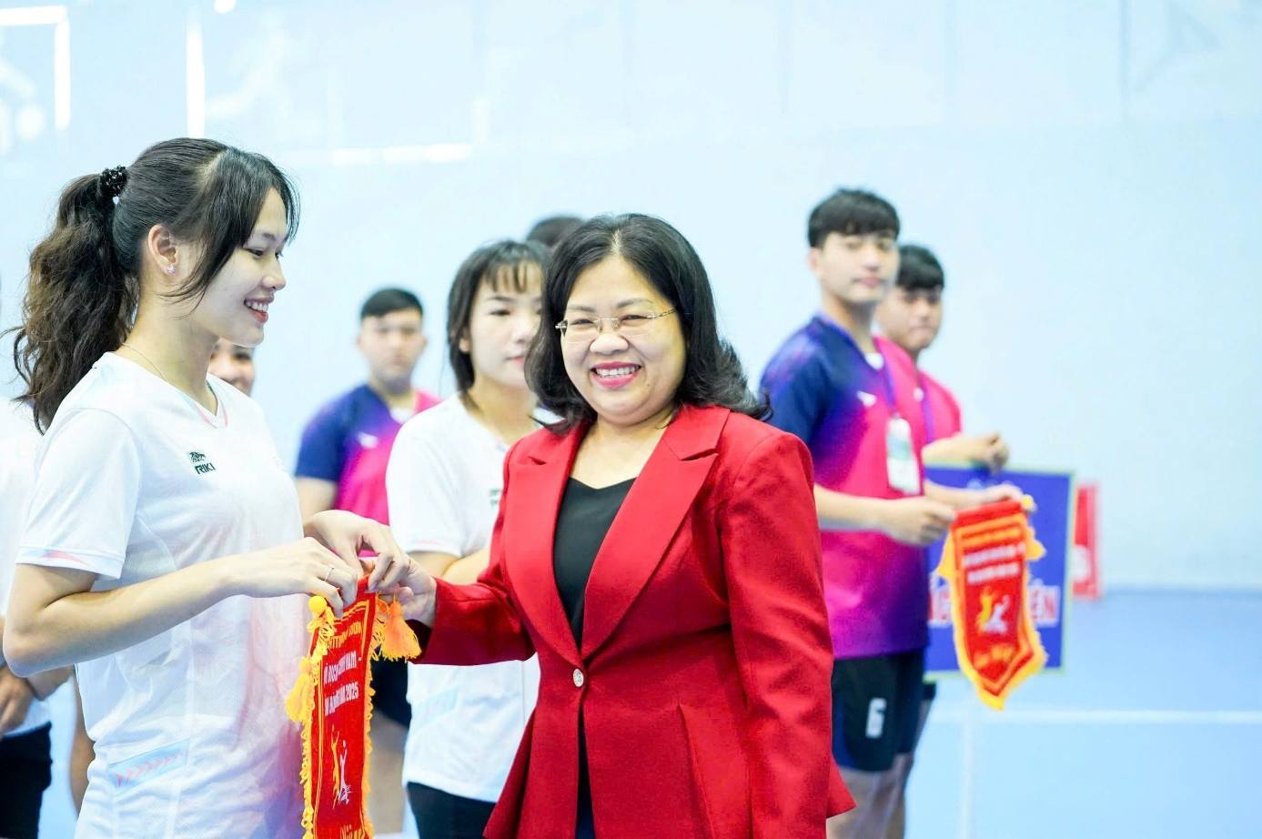 Bà Nguyễn Trường Nhật Phượng – Phó Chủ tịch Hội đồng nhân dân tỉnh Bình Dương tặng cờ lưu niệm cho các đơn vị tham dự giải