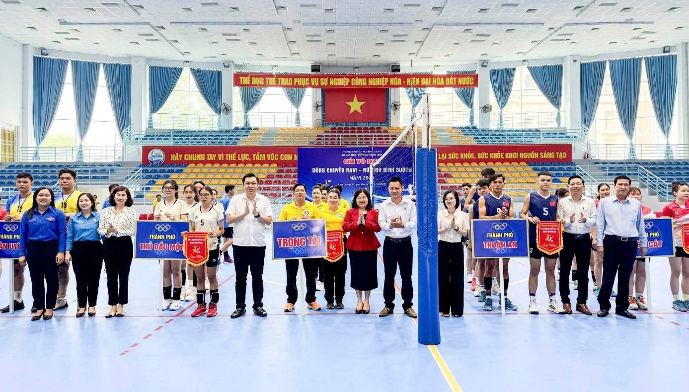 Đại biểu và Ban tổ chức giải tặng cờ và chụp hình lưu niệm cùng các đơn vị tham dự giải