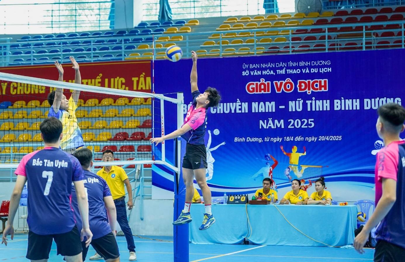 Một pha thi đấu của nội dung nam tại Giải vô địch Bóng chuyền nam - nữ tỉnh Bình Dương năm 2025