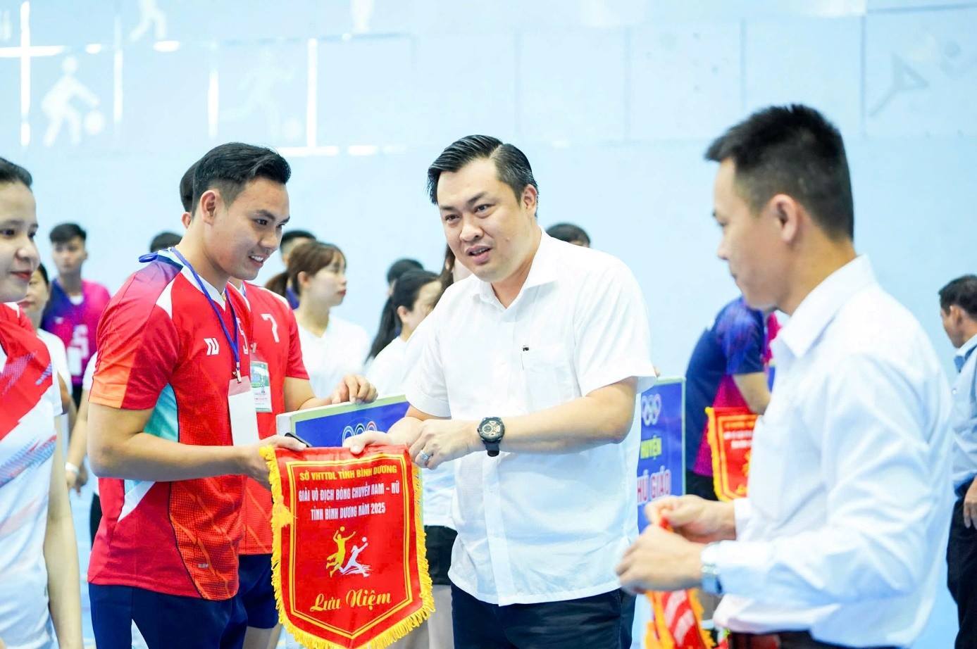 Ông Cao Văn Chóng- Phó Giám đốc Sở Văn hóa, Thể thao và Du lịch - Trưởng ban tổ chức giải tặng cờ lưu niệm cho các đơn vị tham dự giải
