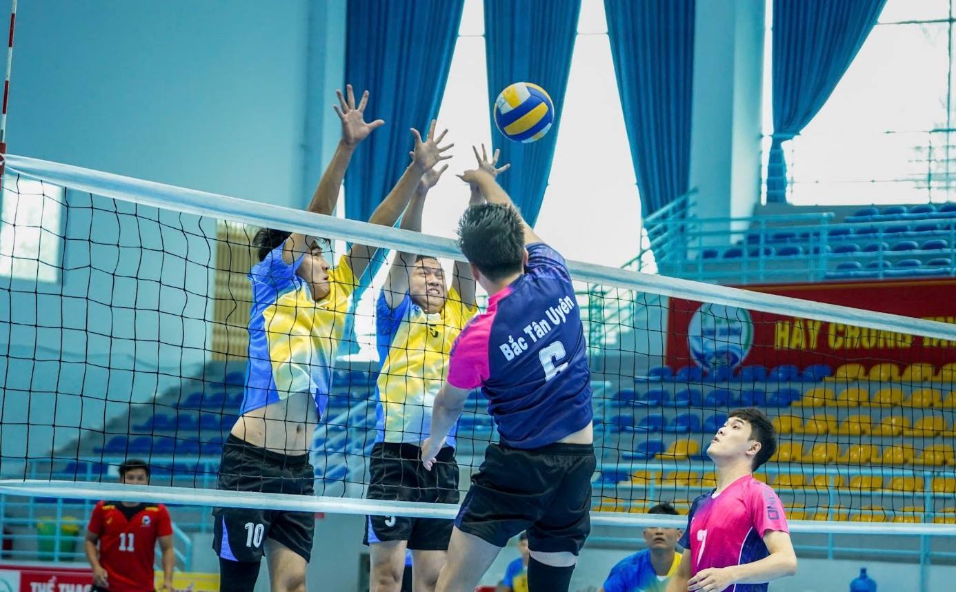 Một pha thi đấu của nội dung nam tại Giải vô địch Bóng chuyền nam - nữ tỉnh Bình Dương năm 2025