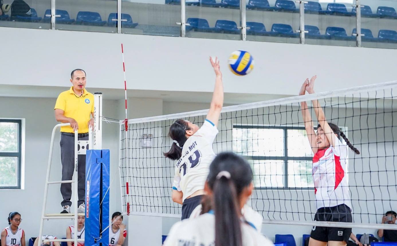 Một pha thi đấu của nội dung nữ tại Giải vô địch Bóng chuyền nam - nữ tỉnh Bình Dương năm 2025