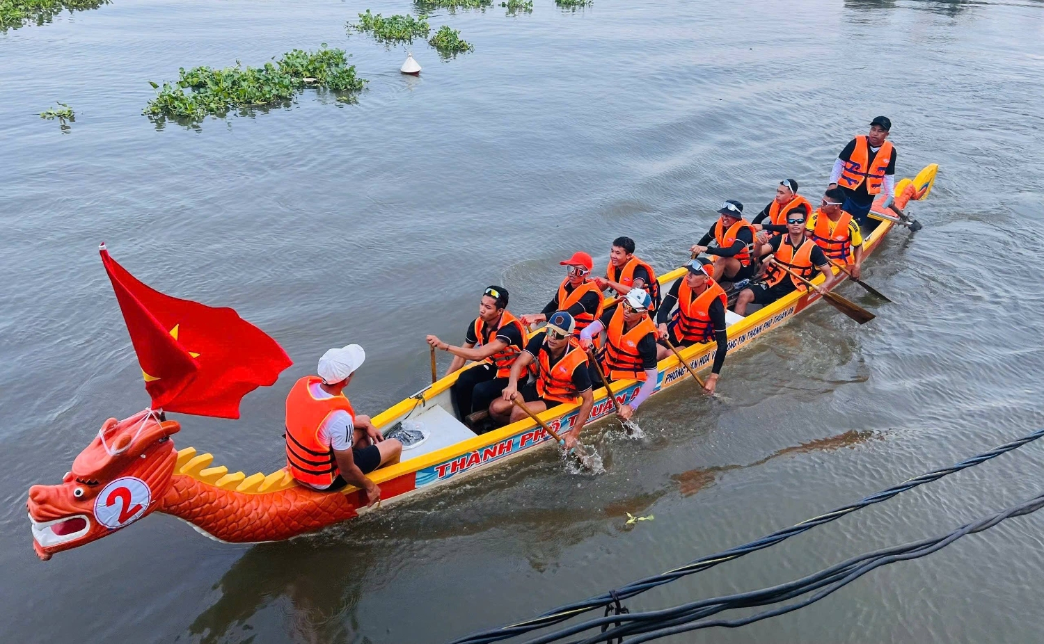 Các đội thuyền tranh tài sôi nổi tại Giải đua thuyền truyền thống tỉnh Bình Dương mở rộng năm 2025