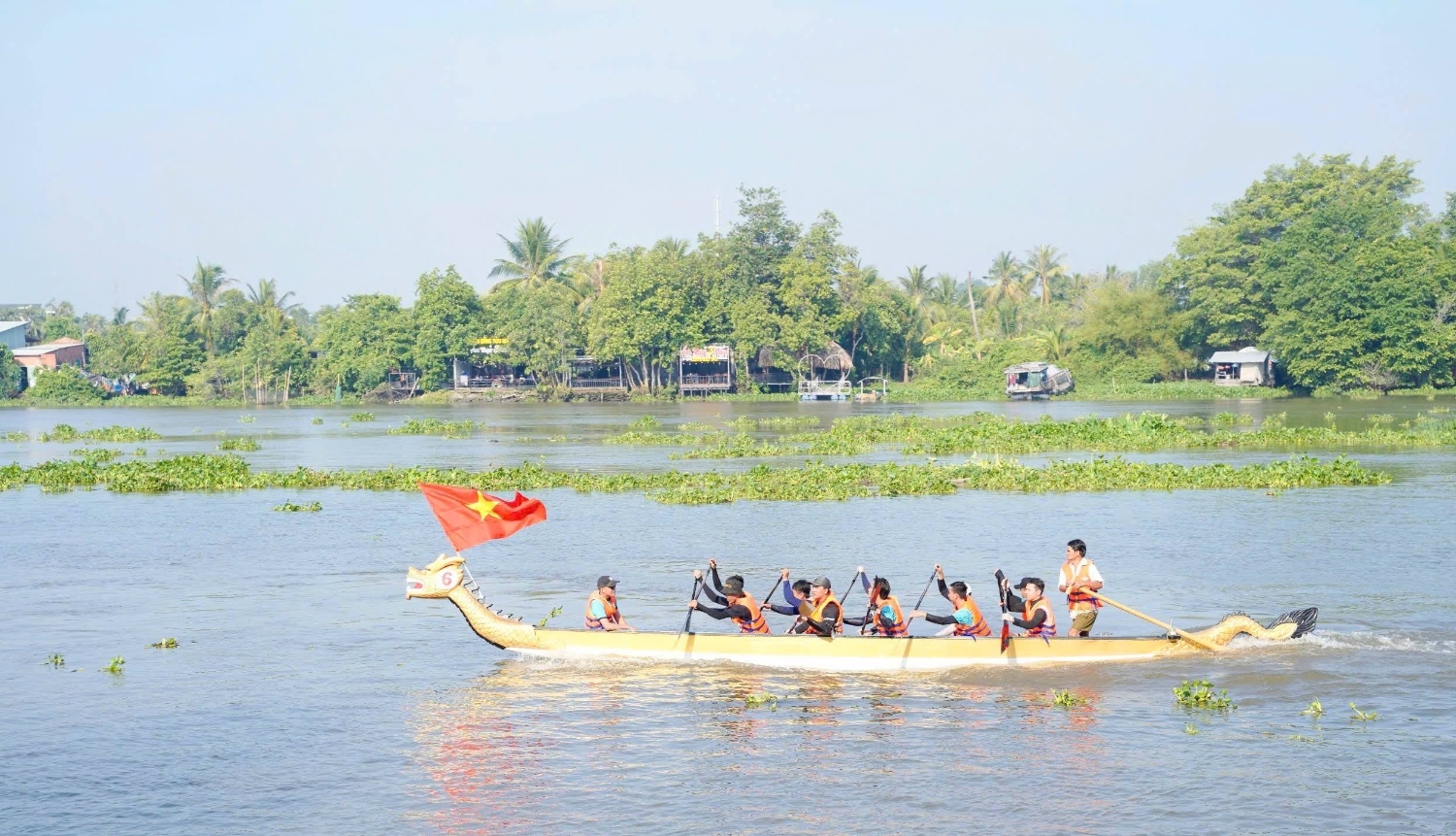 Các đội thuyền tranh tài sôi nổi tại Giải đua thuyền truyền thống tỉnh Bình Dương mở rộng năm 2025 