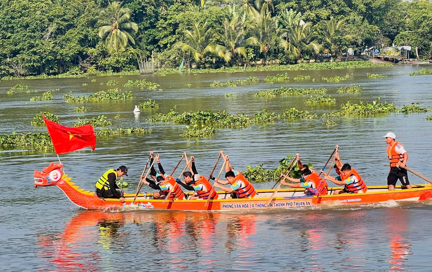 Các đội thuyền tranh tài sôi nổi tại Giải đua thuyền truyền thống tỉnh Bình Dương mở rộng năm 2025 