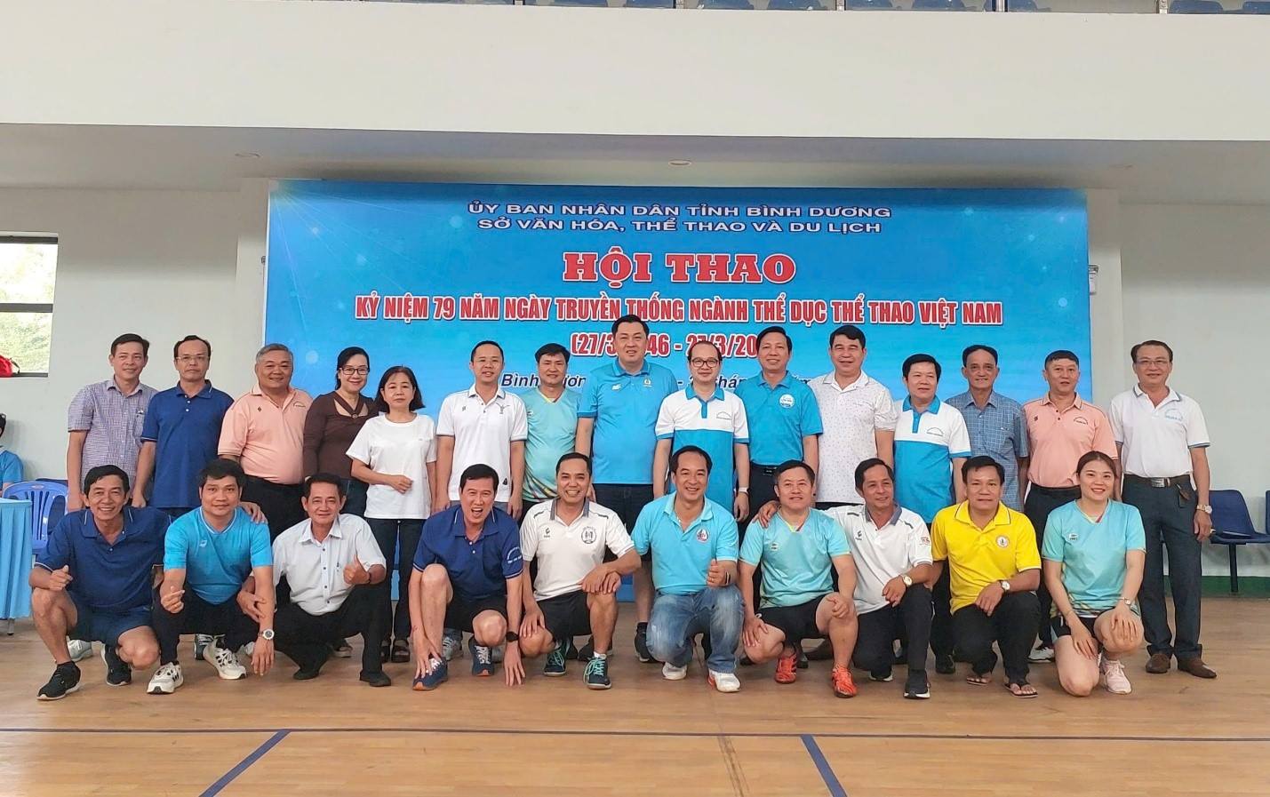 Đại biểu cùng Ban tổ chức chụp hình lưu nhiệm tại Lễ khai mạc