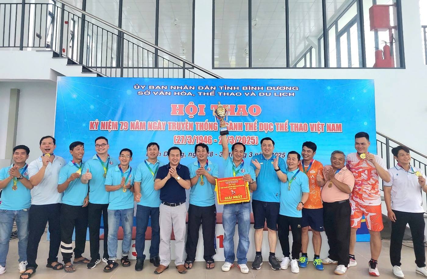 Ban tổ chức trao hạng nhất và Cúp vô địch nội dung bóng đá mini cho đội liên quân các thành phố trong tỉnh