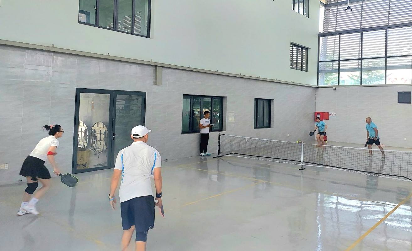 Các VĐV thi đấu nội dung đôi nam-nữ (nhóm 2) môn pickleball