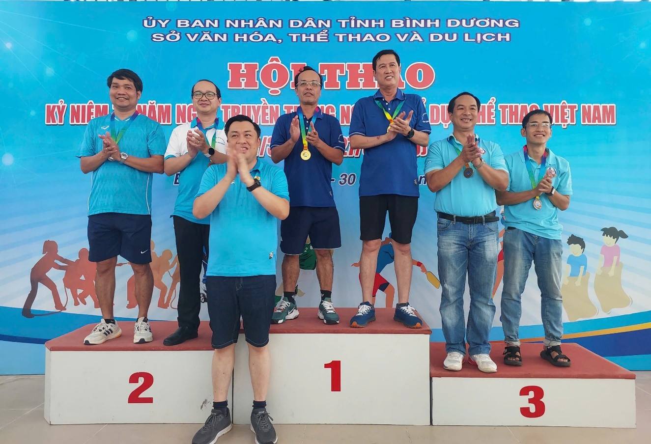 Ban tổ chức trao thưởng cho các đôi đạt giải ở nội dung pickleball