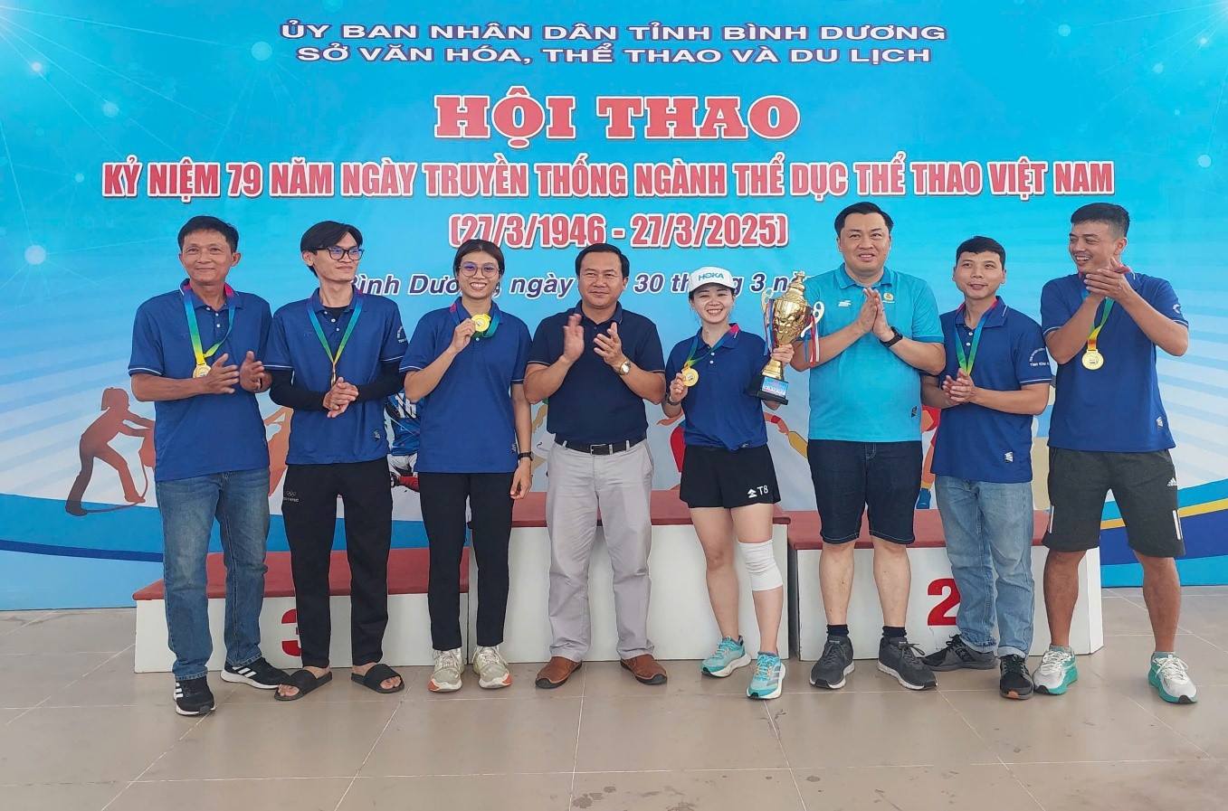 Ban tổ chức trao hạng nhất nội dung nhảy bao bố cho đơn vị Trung tâm Huấn luyện và Thi đấu Thể thao tỉnh