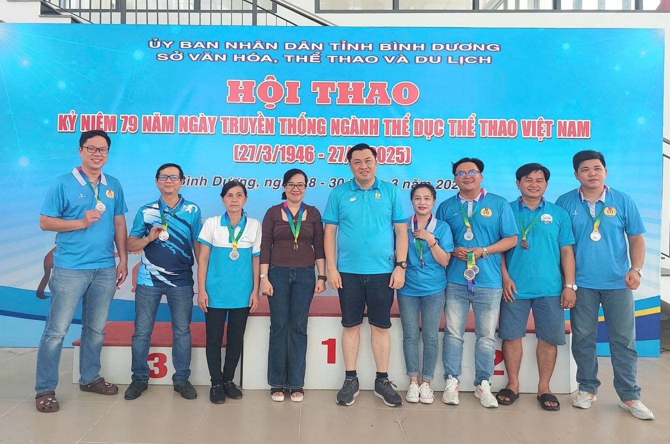 Ban tổ chức trao huy chương cho đơn vị Văn phòng Sở VHTTDL đạt thành tích tại Hội thao