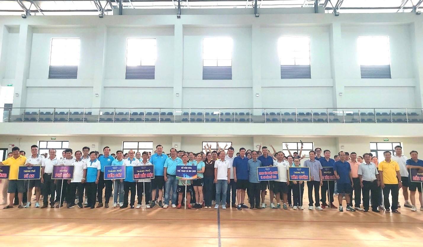 Đại biểu, Ban tổ chức chup hình lưu niệm cùng các đơn vị tại Lễ khai mạc Hội thao 