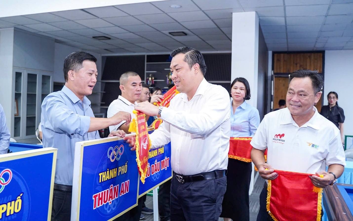 Ông Cao Văn Chóng - Phó Giám đốc Sở Văn hóa, Thể thao và Du lịch tỉnh Bình Dương, Trưởng BTC giải tặng cờ lưu niệm cho các đơn vị tham dự