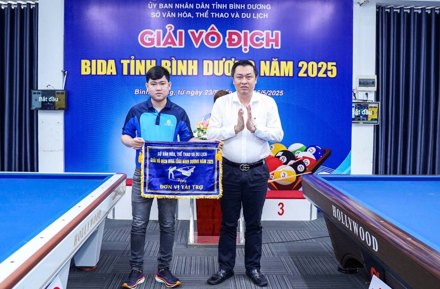 Ông Cao Văn Chóng - Phó Giám đốc Sở Văn hóa, Thể thao và Du lịch tỉnh Bình Dương, Trưởng BTC giải tặng cờ tri ân đơn vị tài trợ