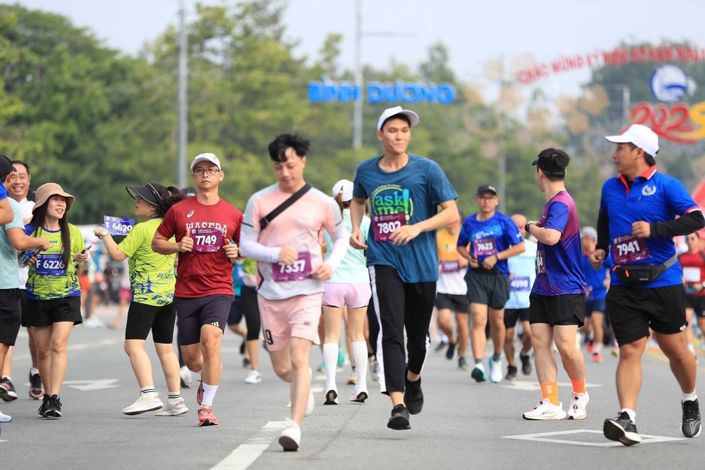 Các vận động viên tranh tài sôi nổi trên những cung đường khang trang tại thành phố mới Bình Dương