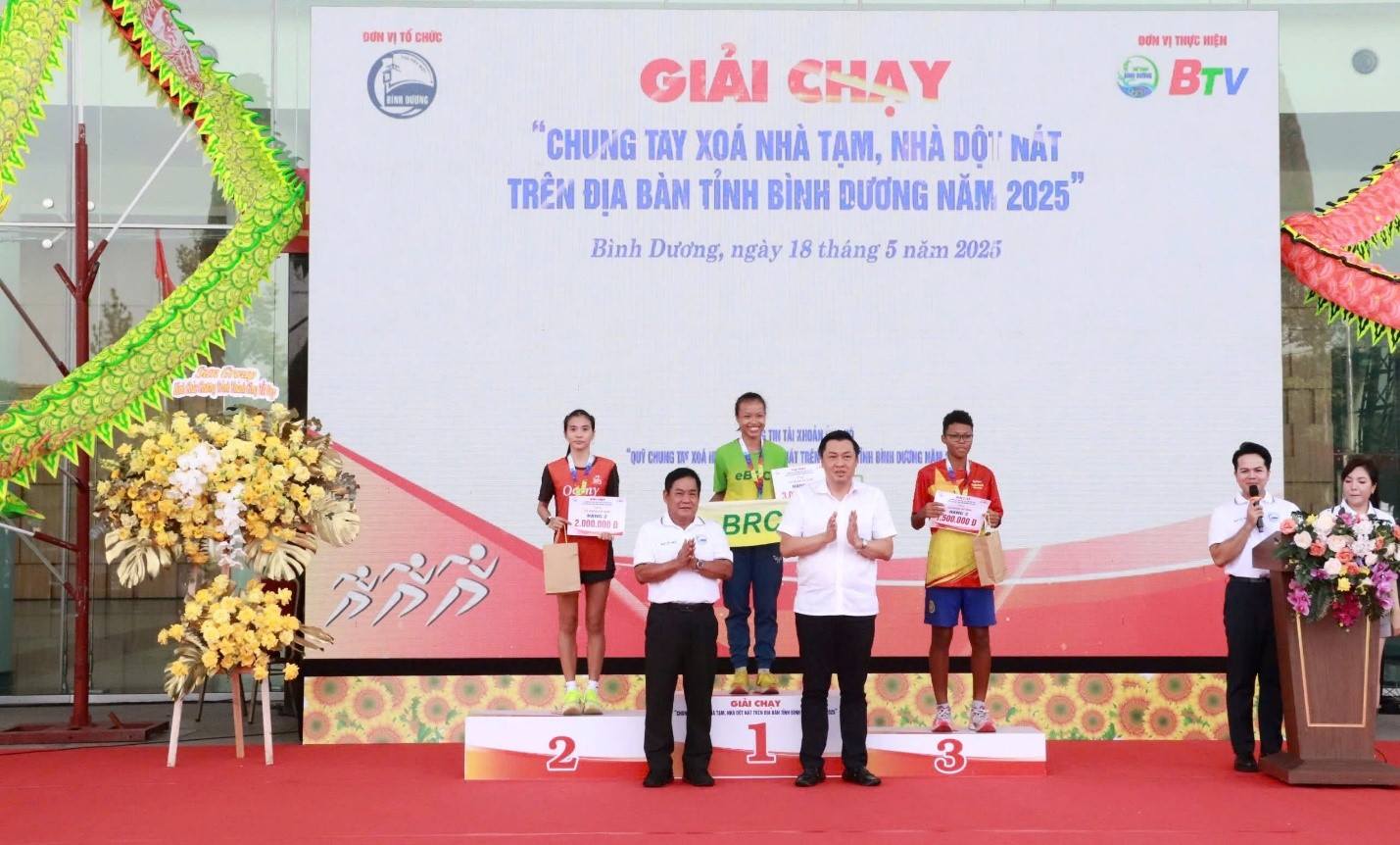 BTC giải cùng đại diện các đơn vị trao thưởng cho các VĐV đạt thành tích cao tại giải