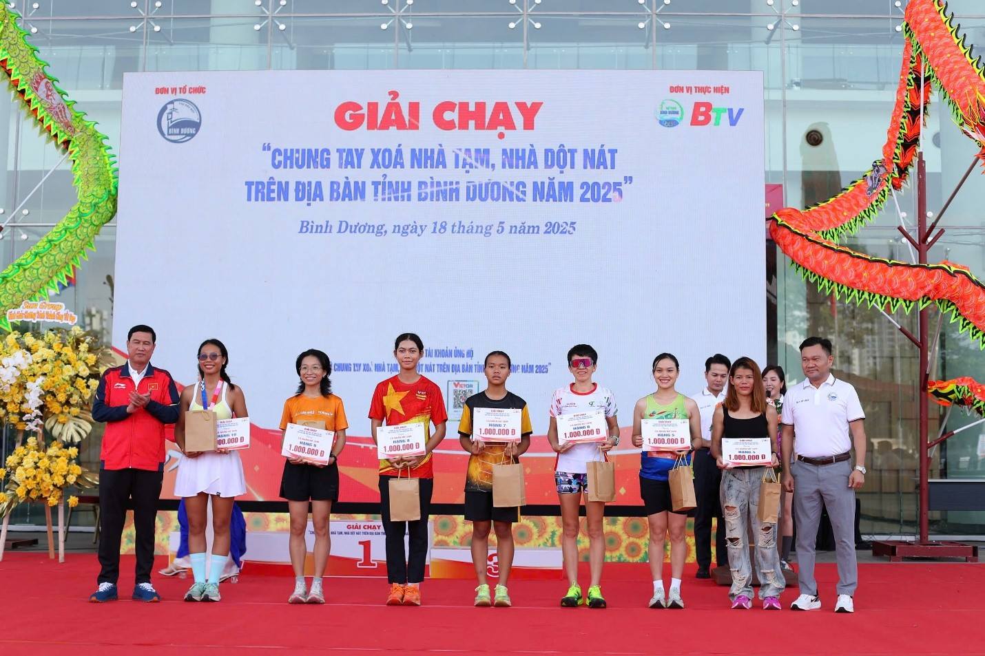 BTC giải cùng đại diện các đơn vị trao thưởng cho các VĐV đạt thành tích cao tại giải