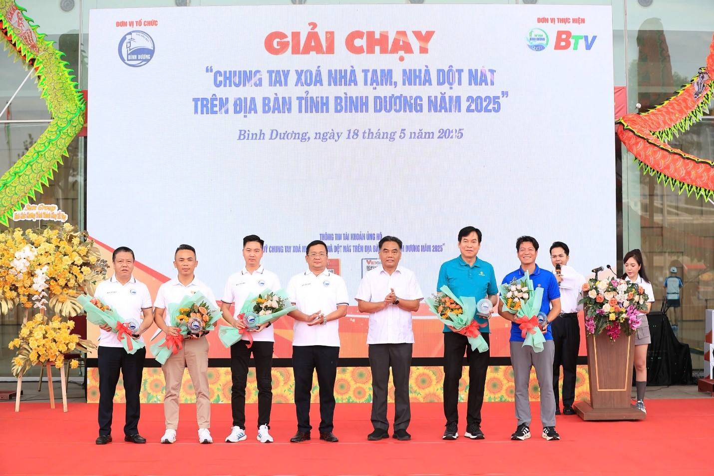 Ông Nguyễn Lộc Hà – Phó Bí thư thường trực Tỉnh uỷ Bình Dương và ông Phan Hồng Ân – Phó Chủ tịch UBMTTQ Việt Nam tỉnh tặng hoa và quà tri ân các đơn vị tài trợ đồng hành cùng giải