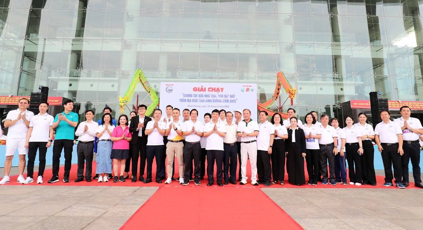 Đông đảo đại biểu lãnh đạo tỉnh, lãnh đạo các đơn vị tại Lễ khai mạc Giải chạy “Chung tay xóa nhà tạm, nhà dột nát trên địa bàn tỉnh Bình Dương năm 2025”