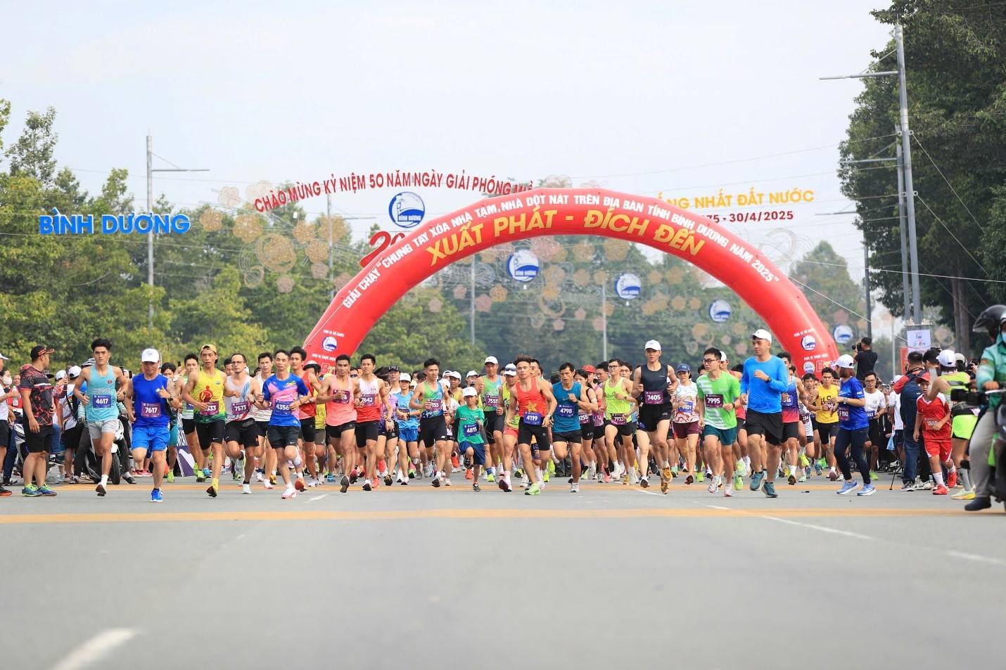 Nghi thức xuất phát cự ly 5km và 10km tại Giải chạy “Chung tay xóa nhà tạm, nhà dột nát trên địa bàn tỉnh Bình Dương năm 2025”