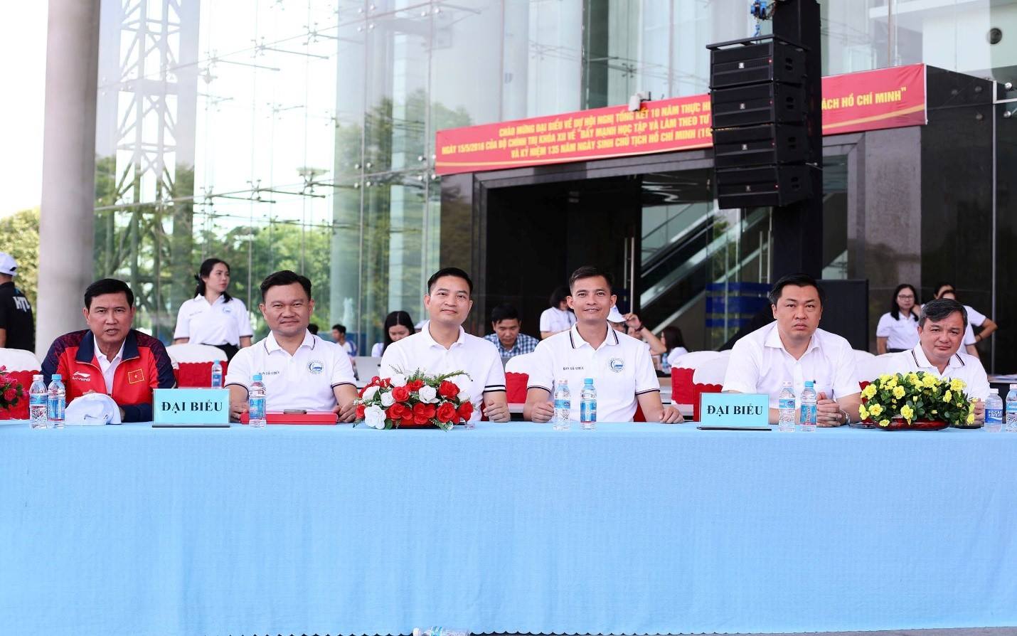 Đông đảo đại biểu lãnh đạo tỉnh, lãnh đạo các đơn vị tài trợ cùng BTC tại Lễ khai mạc Giải chạy “Chung tay xóa nhà tạm, nhà dột nát trên địa bàn tỉnh Bình Dương năm 2025”