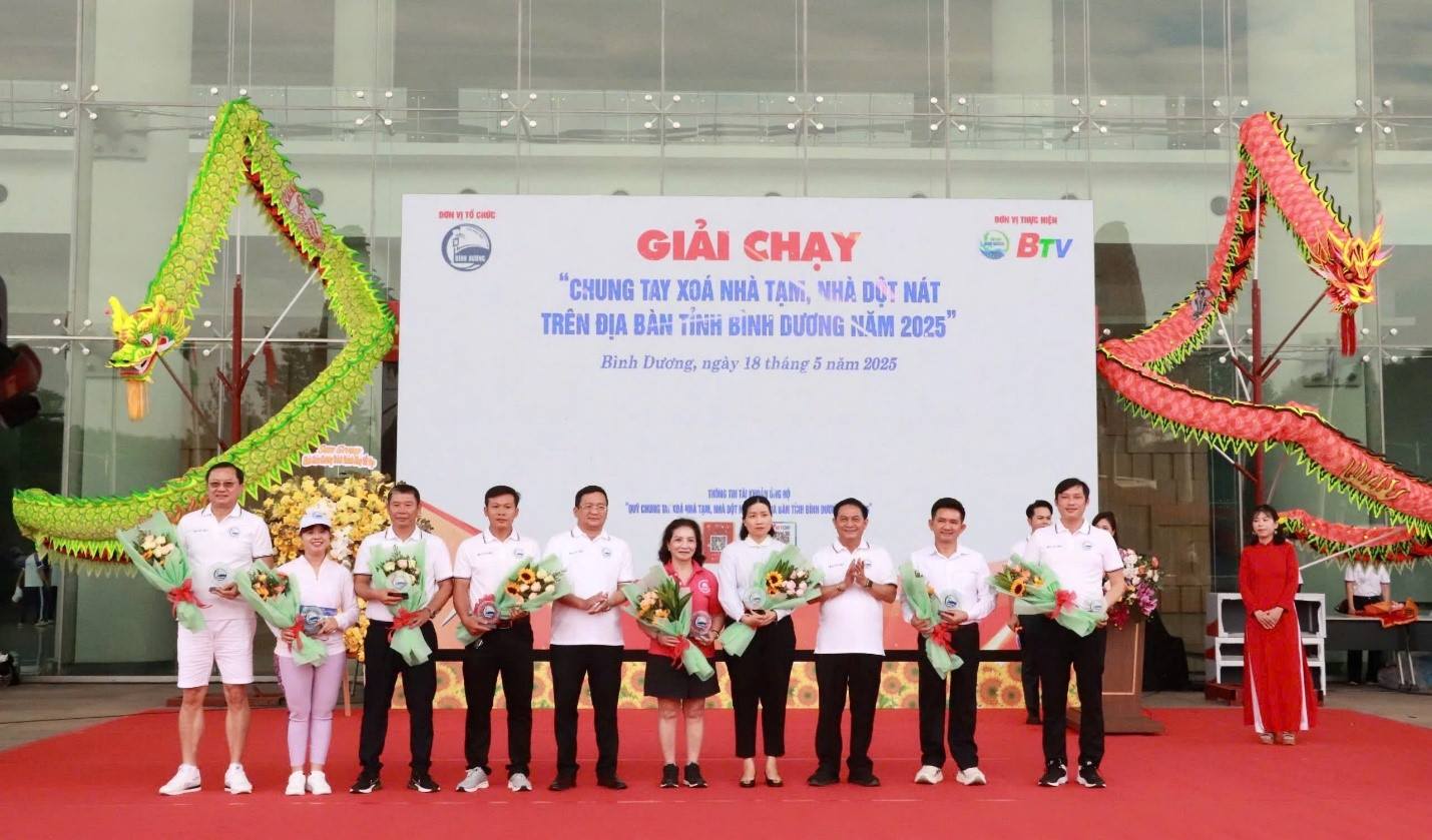 Ông Nguyễn Văn Lộc – Chủ tịch HĐND tỉnh Bình Dương và ông Phan Hồng Ân – Phó Chủ tịch UBMTTQ Việt Nam tỉnh tặng hoa và quà tri ân các đơn vị tài trợ đồng hành cùng giải