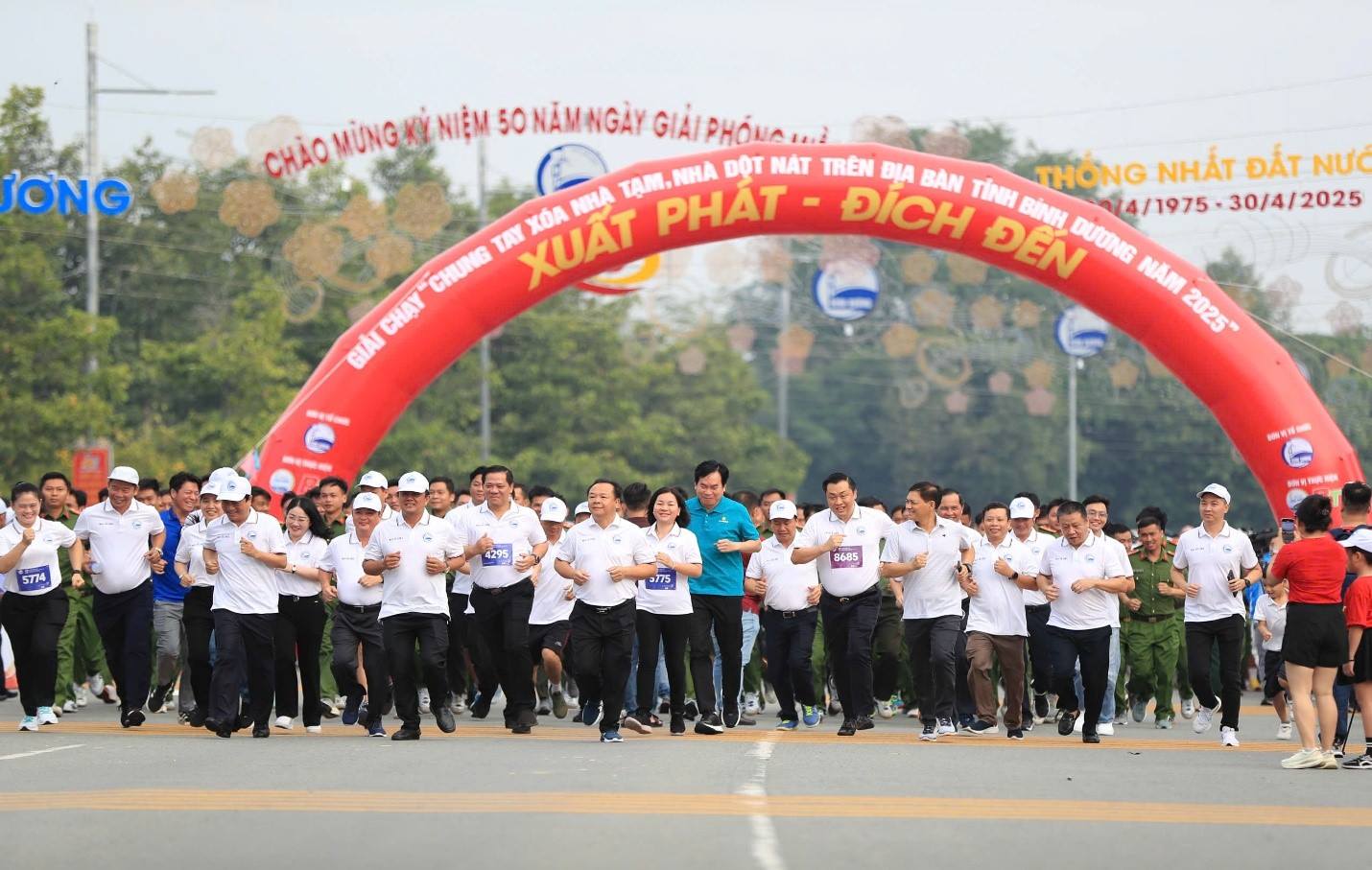 Nghi thức xuất phát nội dung chạy hưởng ứng Giải chạy “Chung tay xóa nhà tạm, nhà dột nát trên địa bàn tỉnh Bình Dương năm 2025”