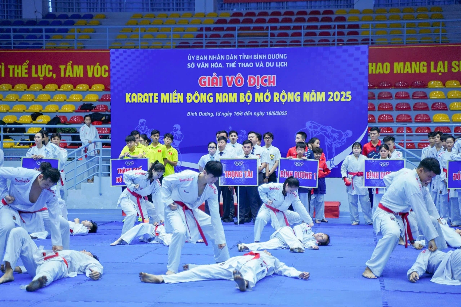 Các VĐV tham gia biểu diễn kỹ thuật tại Lễ khai mạc Giải vô địch Karate miền Đông Nam bộ mở rộng năm 2025