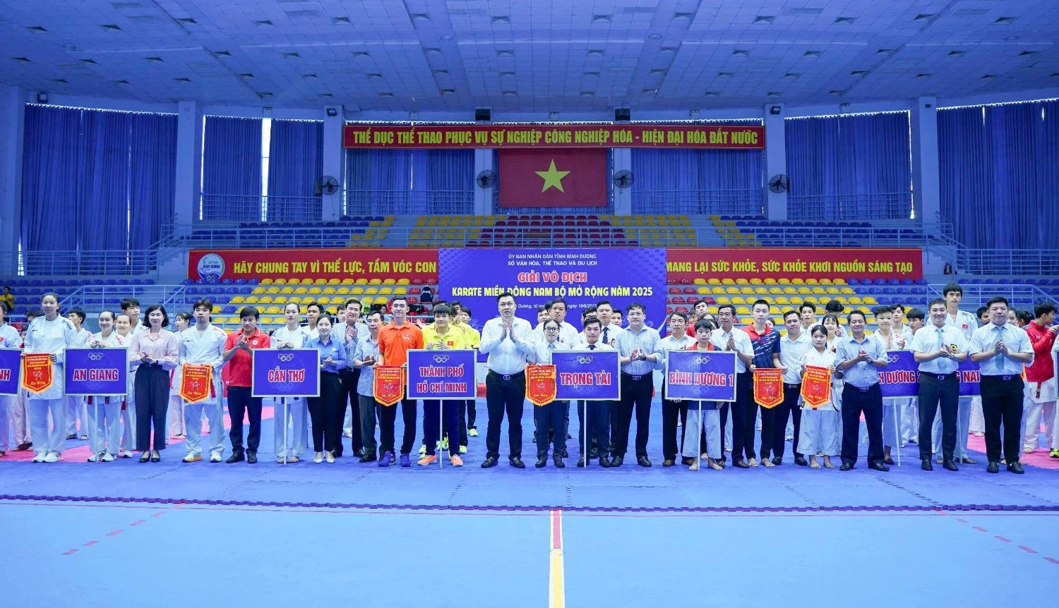 Đại biểu chụp hình lưu niệm với các đoàn về tham dự giải