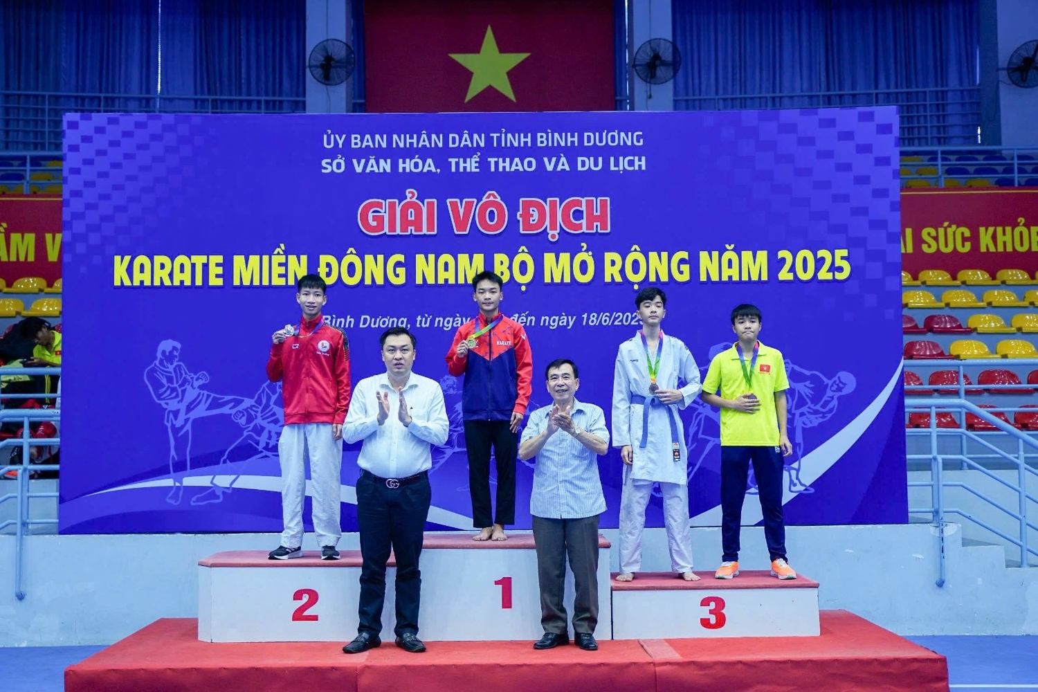 Đại biểu trao huy chương cho các VĐV đạt thành tích ở nội dung 54kg nam