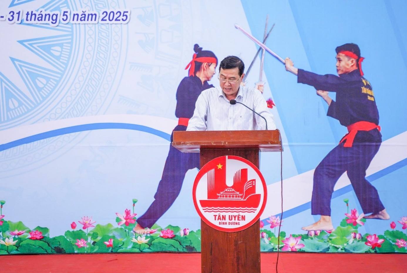 Ông Phan Văn Lam - GĐ Trung tâm Huấn luyện và Thi đấu Thể thao tỉnh, đại diện BTC phát biểu khai mạc giải