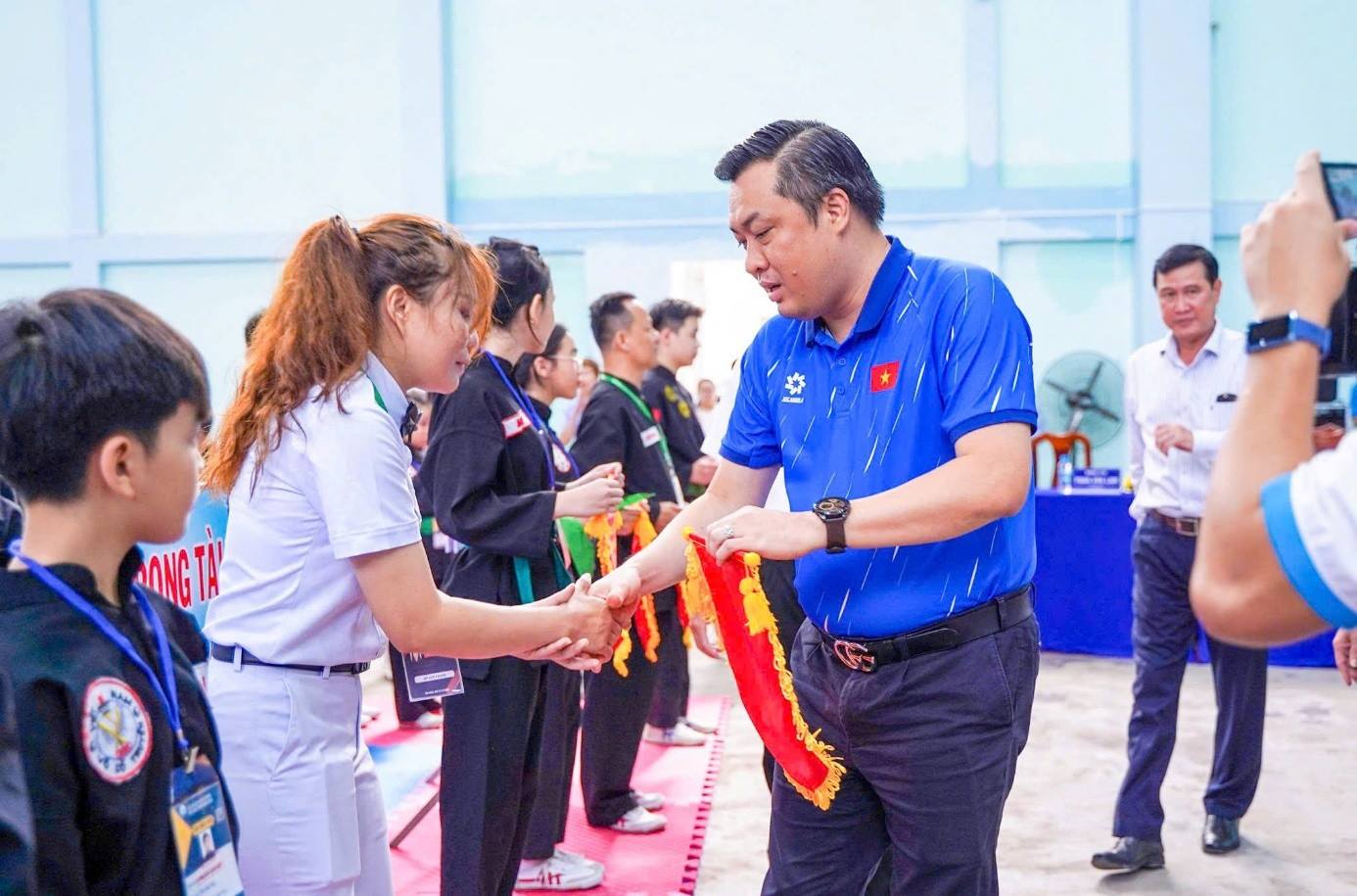 Ông Cao Văn Chóng- Phó Giám đốc Sở Văn hóa, Thể thao và Du lịch tỉnh Bình Dương, Trưởng BTC giải tặng cờ lưu niệm cho các đơn vị tham dự giải