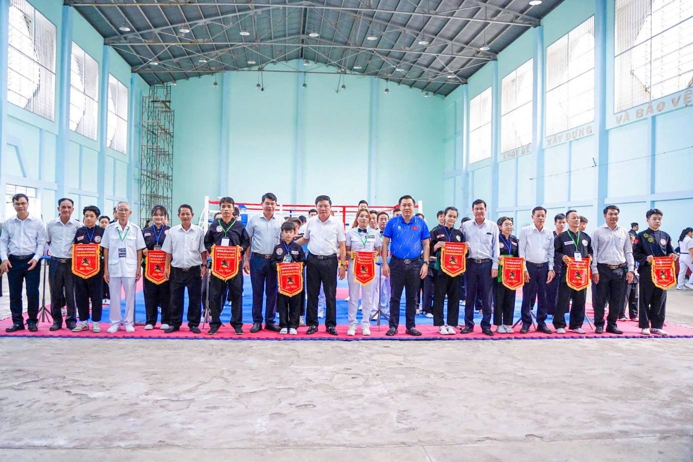 Đại biểu, BTC giải chụp hình lưu niệm cùng các đơn vị tham dự giải