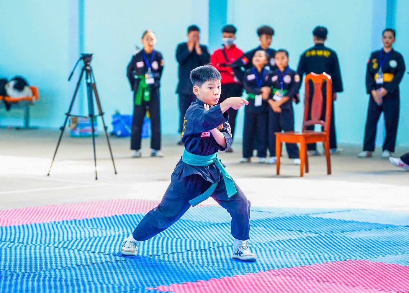 Các vận động viên thi đấu sôi nổi ngay sau Lễ khai mạc giải